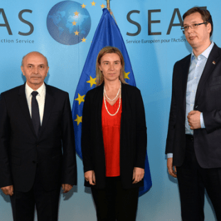 I. Mustafa (1er ministre du Kosovo), F. Mogherini (Haute Représentante de l'Union pour les affaires étrangères et la politique de sécurité) et A. Vucic (1er ministre de la Serbie)